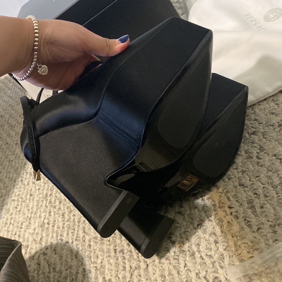 NWT Versace Satin Black Tempest Platform Pump - Picture 11 of 17